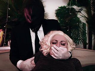 Hot pervers: un homme couvre la bouche de la fille puis lui coupe ses vêtements. gants médicaux et gémissements