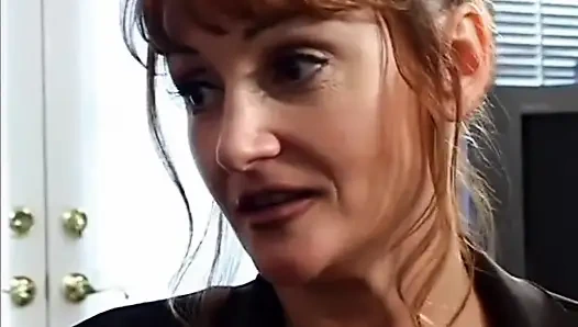 Tante seksi rambut merah jilat memek dan ngentot