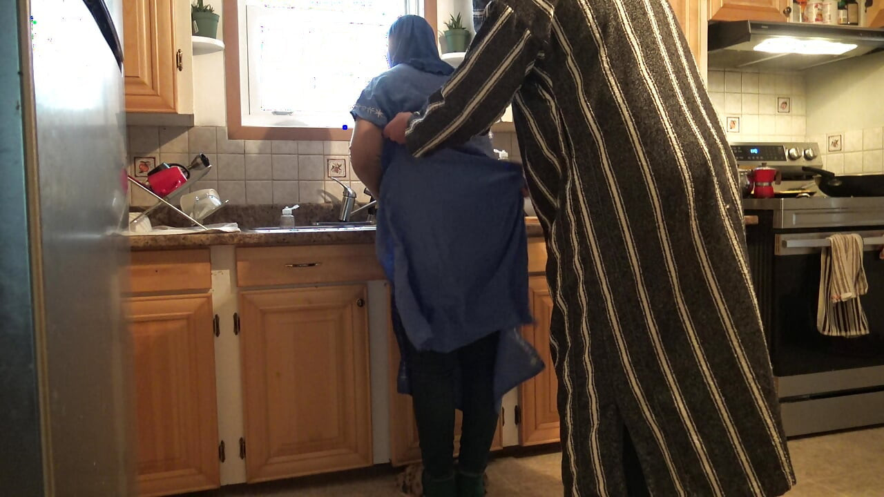 Onderdanige stiefmoeder laat stiefzoon haar elke ochtend in de keuken neuken