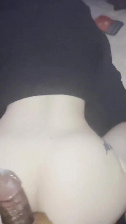 来自“与热继妹mariecreams的家庭瑜伽变成与继兄弟的粗暴性爱”的令人啪的时刻