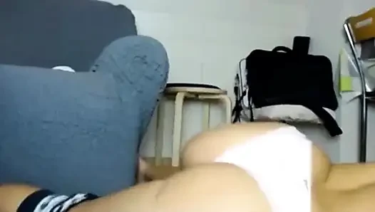 Heiße sexydea zieht ihre muschi vor live-webcam blank