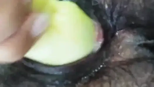 Desi geiles mädchen masturbckt mit einem dildo