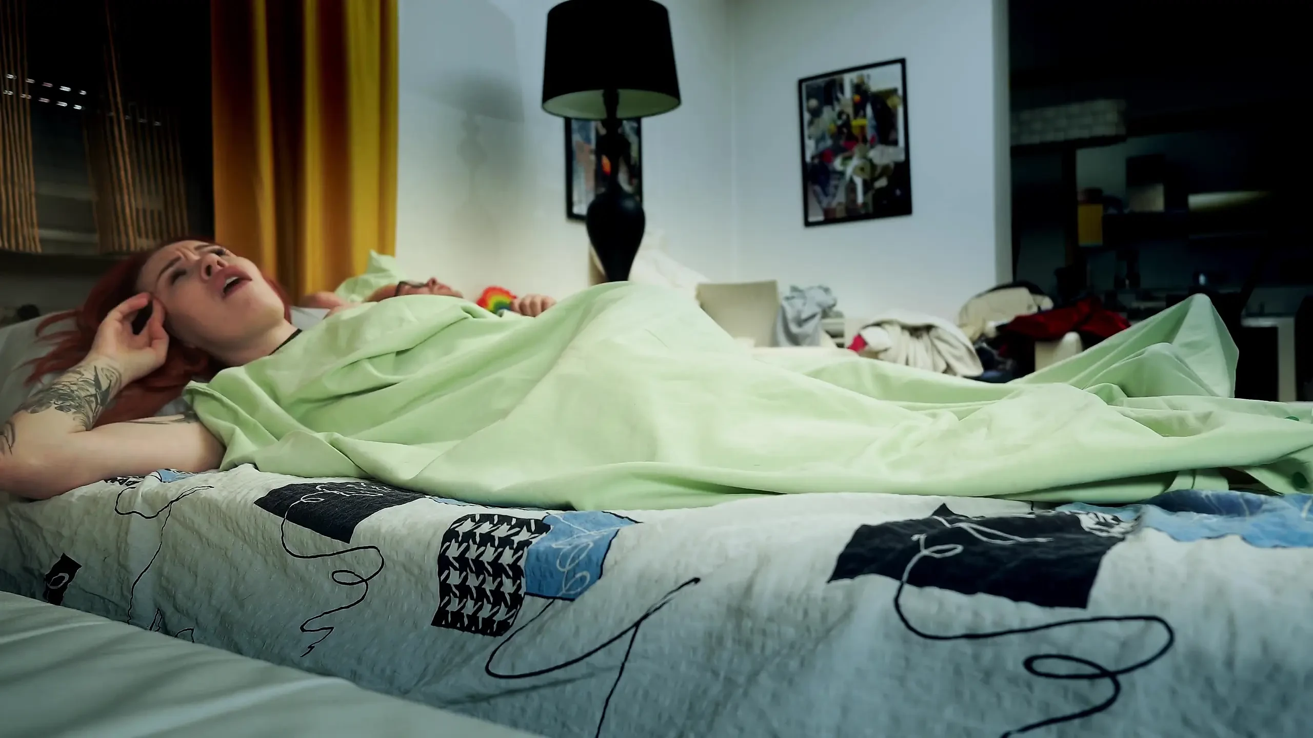 S1 ep1: सौतेली मम्मी गर्मी वाली रात में सौतेले बेटे के साथ बिस्तर साझा करती है!