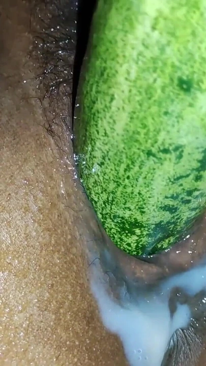 Moment palpitant de « J’ai essayé un gros concombre et je squirte beaucoup »