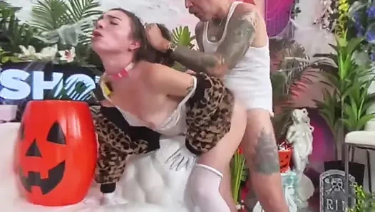 Bryan fingering memeknya habis-habisan sebelum dientot gaya cowgirl habis-habisan