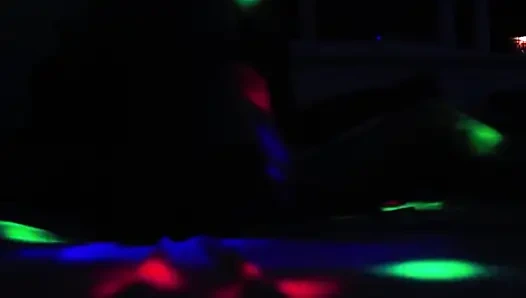 Romantik çift seks partisinde neredeyse yatağı ve kamerayı kırıyor