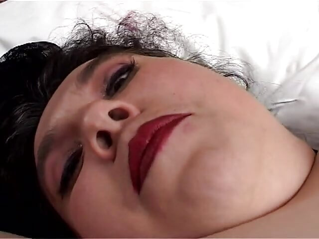 Masywna brunetka lubi seks solo