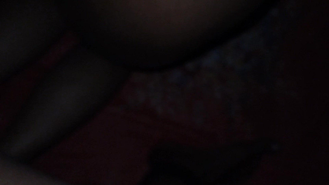 Oh, večeras sam jako vruća, jebi mi pičku Desi dečko jako žestoko, veliki kurac