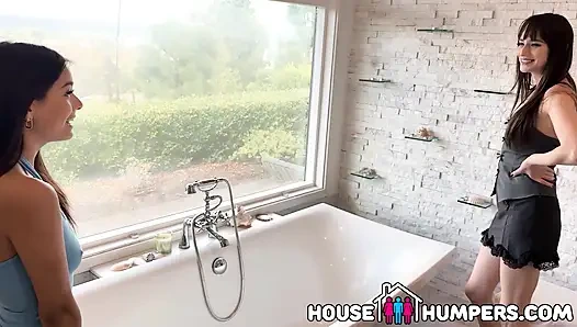 Kate Legend ve Lana Smalls - azgın emlakçılar anlaşmayı kapatmak için açık evde vahşi iki kadın bir erkek üçlü grup sekste yarağı paylaşıyor