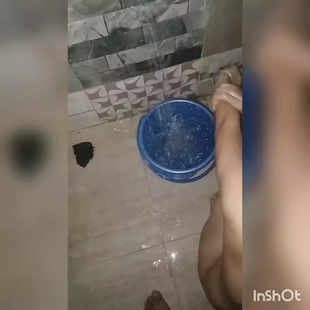 Suni Bhabhi ko nhate time choda farsh pr lita kr pain full sex hard sex