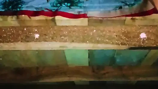 Sister-in-law's bad fucking and spreading both her legs, put the whole penis and took out the piss from the pussy.