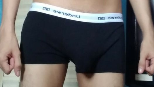 Un garçon teste de nouveaux sous-vêtements qu'il a achetés sur SH31N