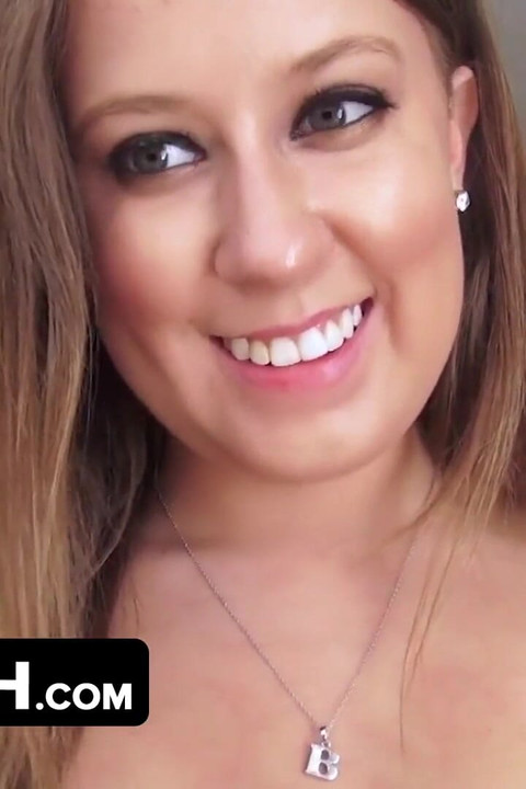 Dadcrush - فتاة سمراء شهوانية بمؤخرة كبيرة تحول ليلة الفيلم إلى مشهد نيك قوي