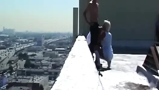 Tante seksi rambut pirang lagi asik ngentot kontol di rooftop sampai muncrat