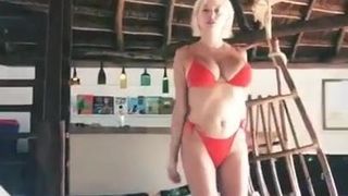 Caroline Vreeland - große Möpse, die im Bikini hüpfen