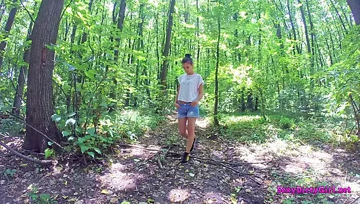 Teen lutscht schwanz im wald und masturbiert dann neben einem baum