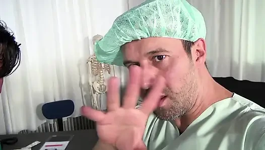 Hastanede amcık kontrolü... Üçlü amcık sikişi