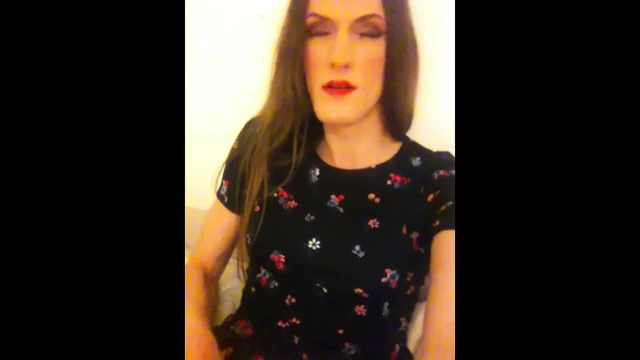 Skinny shemale jerking and cum like in hotel