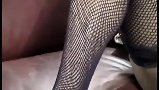 Azgın zenci bebek kanepede amını açıyor ve göğüslerini yalıyor