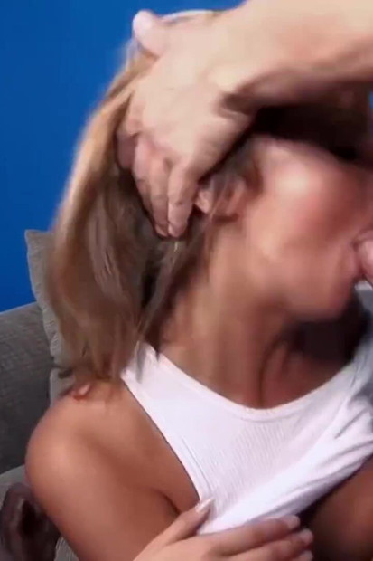 Požudne devojke se jebu u trojci