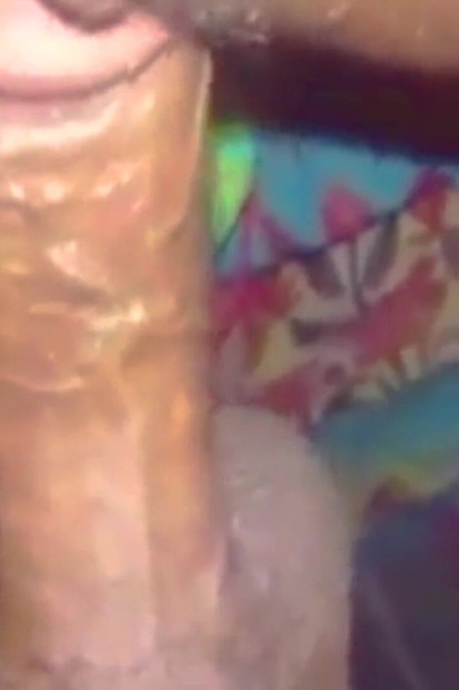 Hintli en ateşli orta yaşlı seksi kadın yatak odasında sikişiyor ev yapımı seks