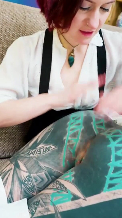 紋身蕩婦接受極端肛拳交 - 深入粗暴的會議 | 短片 1