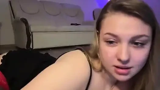 Jucielussie мастурбирует в красных чулках и на высоких каблуках