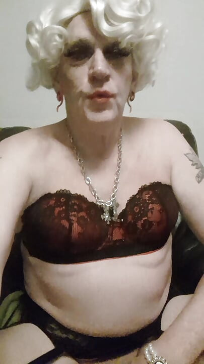 Waria bersiap untuk seks