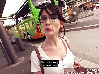Une étudiante allemande mince se fait draguer à la gare routière publique