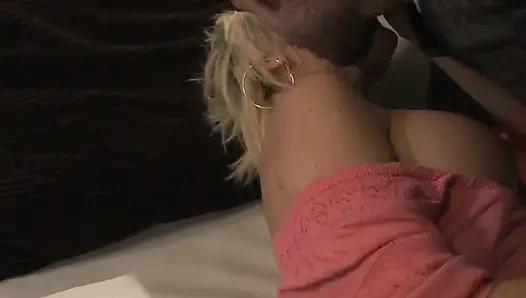 Торре Пайнс демонстрирует свои груди и получает её киску от MILF большим членом