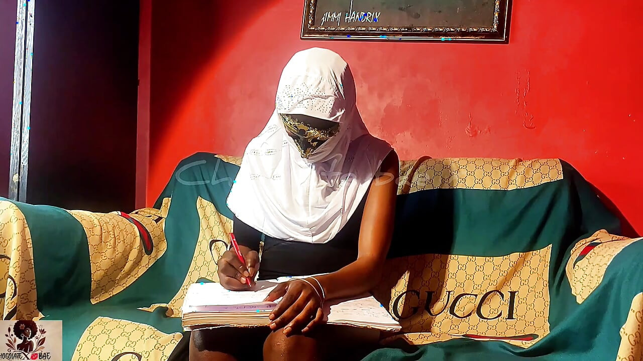 ¡La sexy señora en hijab recién casada se pone tan cachonda pensando en la aventura con su hermanastro la noche antes de su boda!