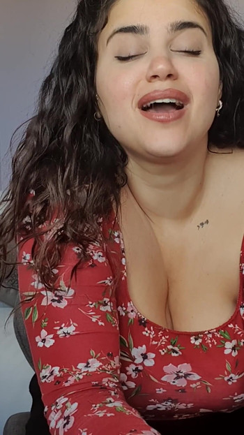 Žena vara s čovjekom za održavanje i brine se da gledaš