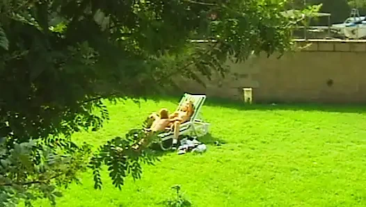 Lesbische Leidenschaft im Garten