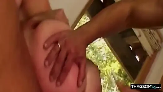 Büyük zenci yarağı gırtlağına kadar öğürüyor drool fest - ahegao sürtük her yere sızdırıyor