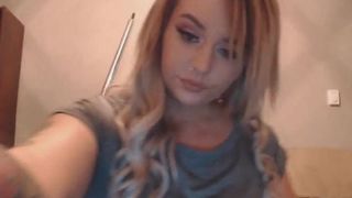 Sexy Streberin genießt Masturbationsshows