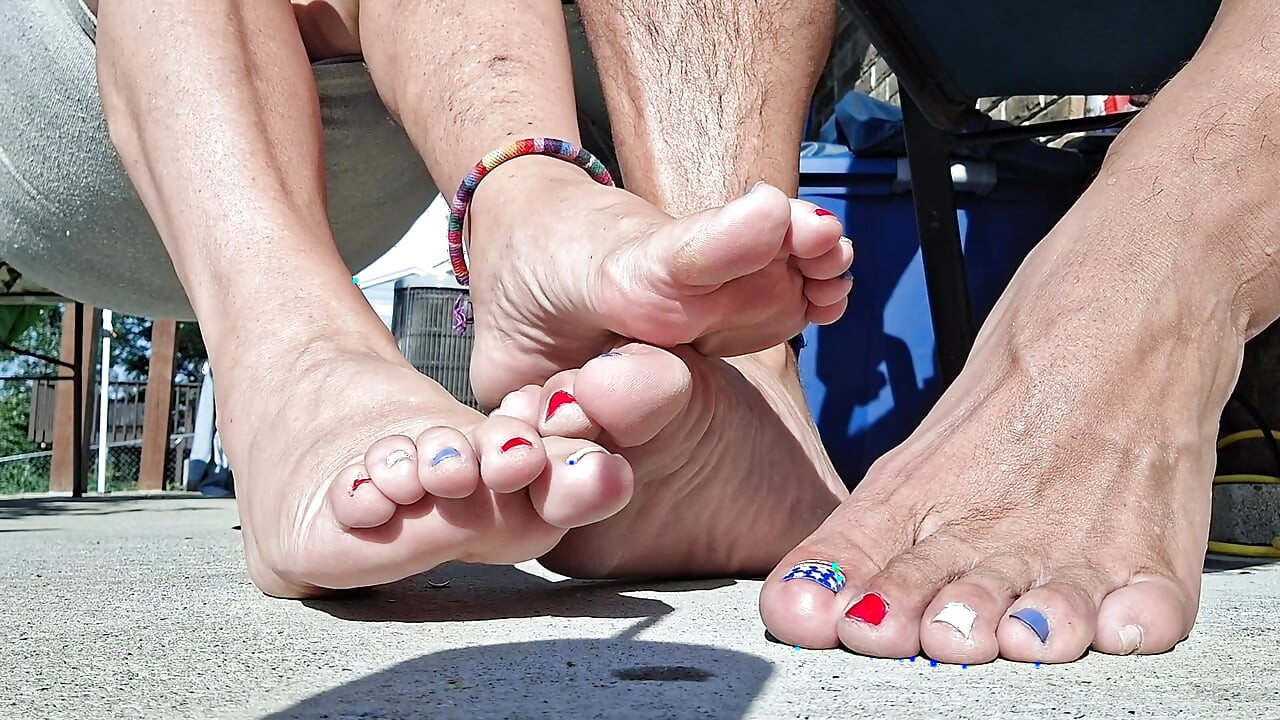 Barfuß draußen footsie spielen