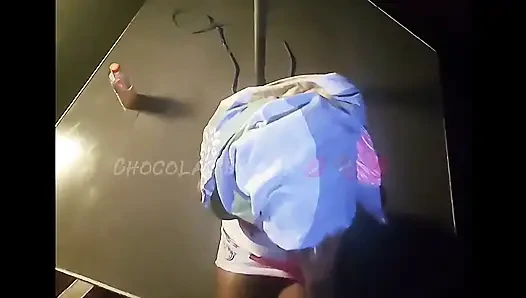 Astaga, mereka mergokin aku mengambil tip dari kamar pribadi!! Aku kontolku sampai dia crot di dalam!