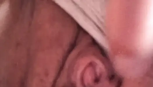 Menyelinap diam-diam mainin jari tante seksi ini sendirian