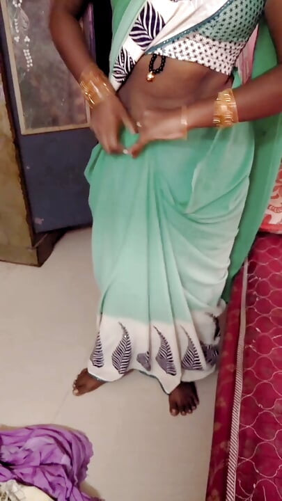 Desi Tamil żona Renu Mokra nago ręcznik do ciała suchy i powolny sari dressing złośliwiec! Indianhotwifex