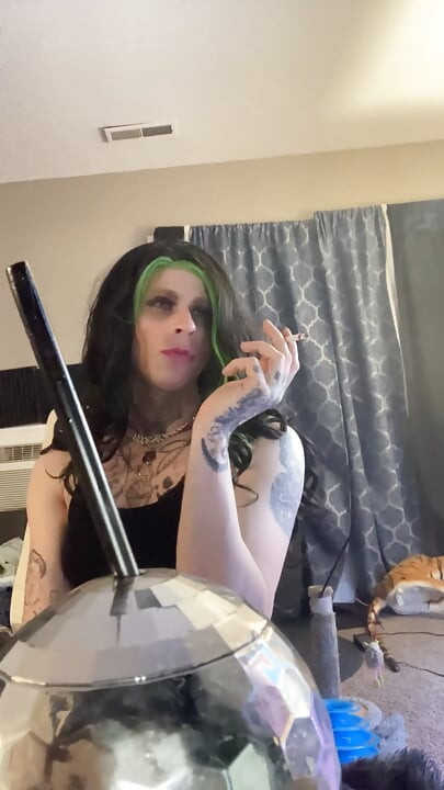 Sexy crossdresser fuma