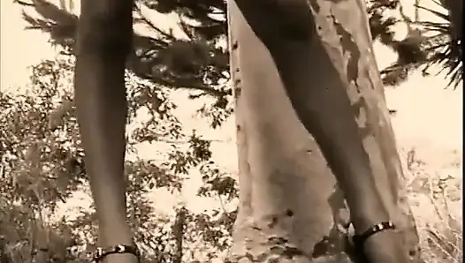 Sexy asiatische schlampe in versauten roten strümpfen lutscht großen schwanz und nimmt es dann in ihren arsch