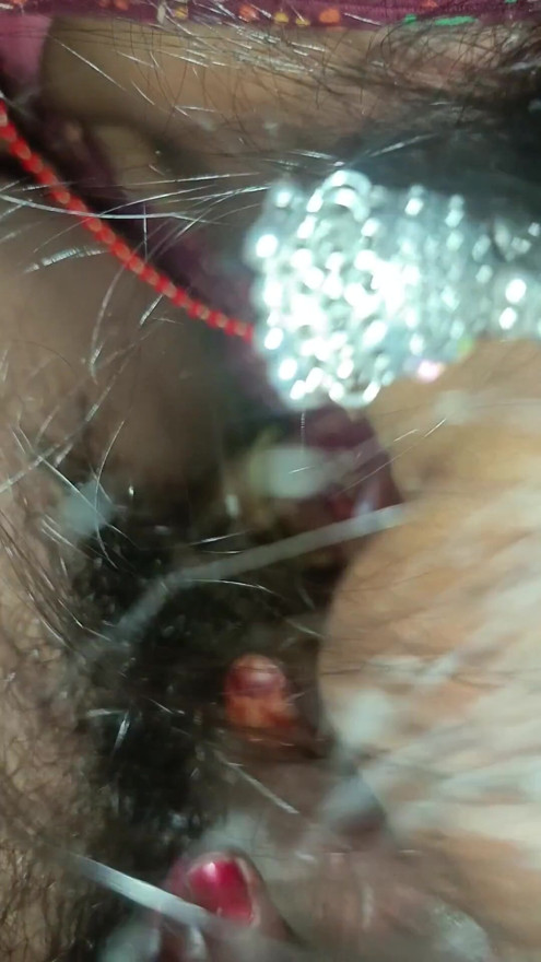Kuuman maalaismaisen kälyn tuskallinen ensikertalainen kuuma video vedestä, joka putoaa kouruun. | Klippi 2