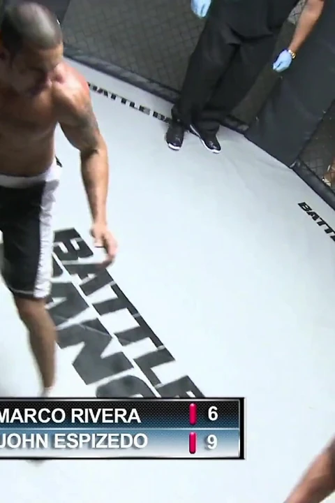 一个激烈的UFC战士在他赢得的拉丁奖上射得满身精液