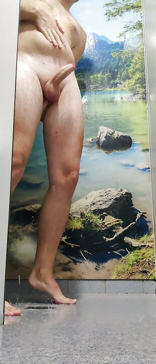 KONTOL KERAS di bawah shower dan pembersihan menyeluruh