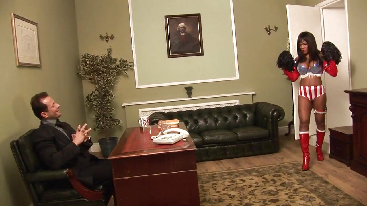 Il bel tesoro ebano britannico troia incontra un bel attore porno ungherese