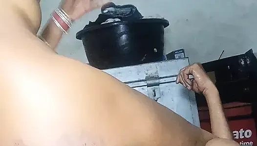 Hintli evli kadın patronla sakso çekiyor çıplak amcık çimdik meme ucu