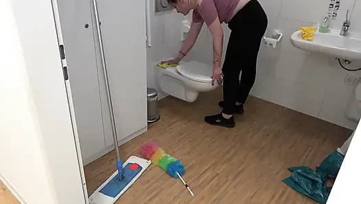 Zonklayan yarağıyla ıslak amcığımı iddia ediyor