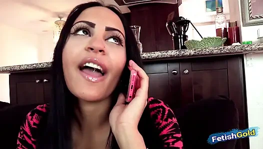 Cewek muda bertato rambut cokelat menggoda dan ngentot ayah tirinya