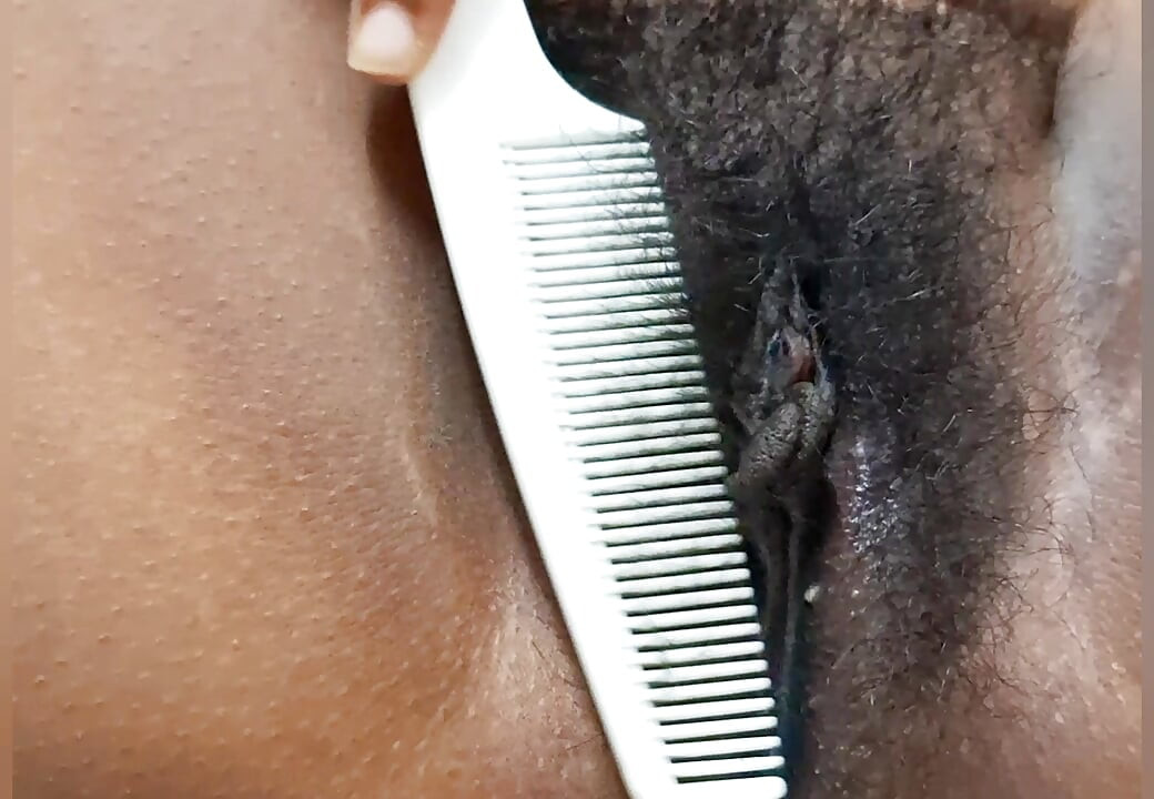 Indian hot sexy aunty comb her hairy pussy then doing unlimited orgasam in bedroom without dress and panties