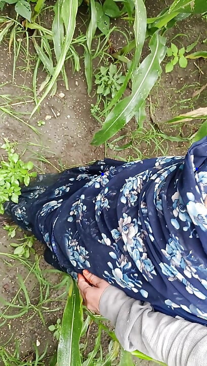 Devar apni bhabhi ko khet mein doggy style mein badi moti gand mein land ghused kar pichhwade Se chod raha hai bhabhi Apne sage devar se gan